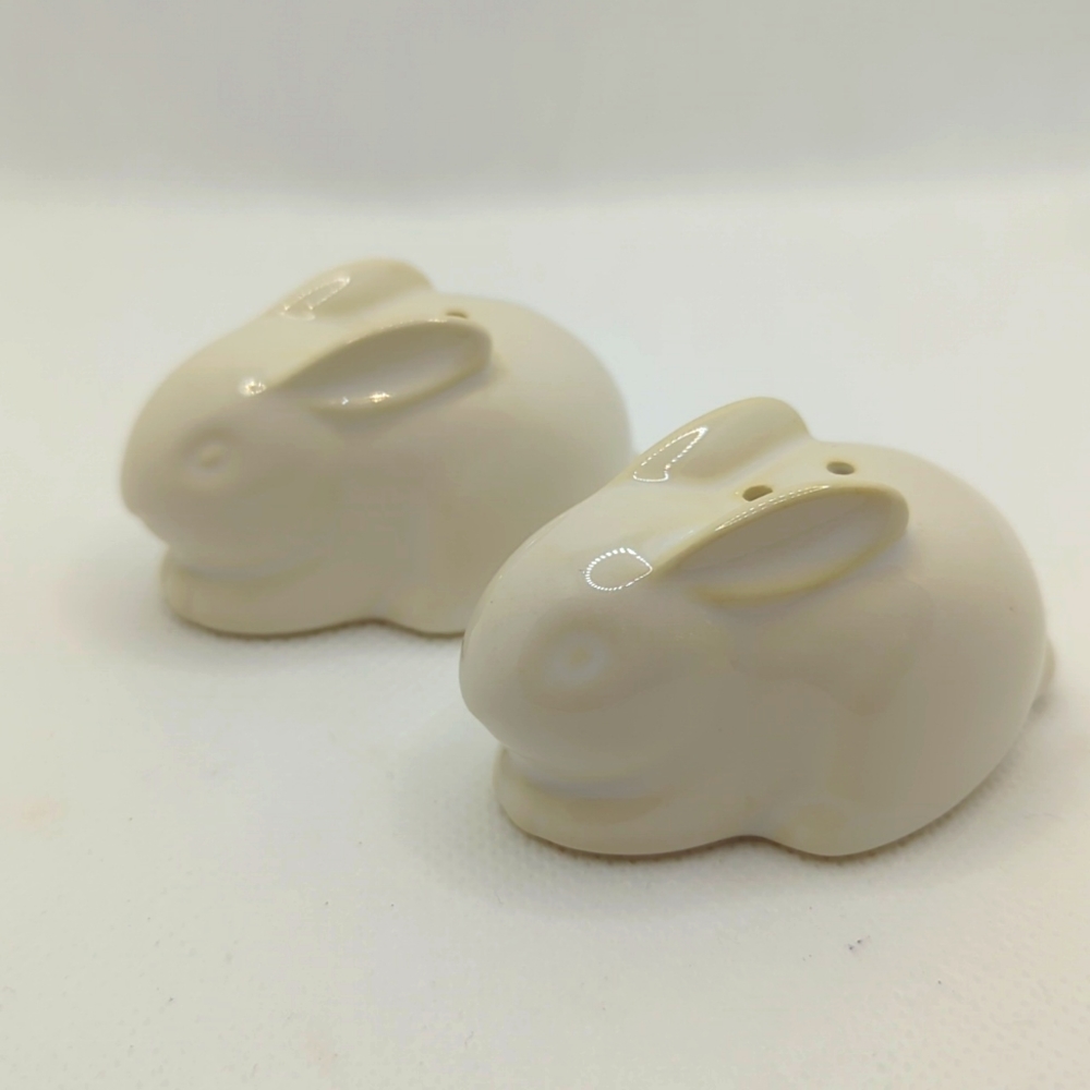 Bunny 🐇 Rabbit Salt/Pepper Shakers - Hallmark